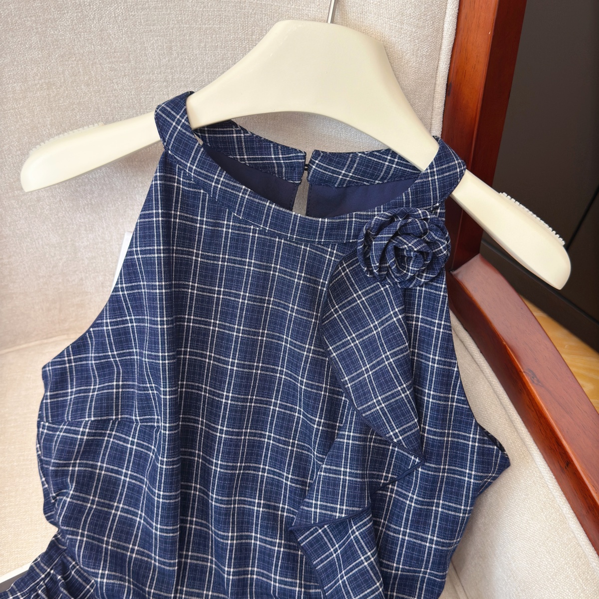 Women's Sleeveless Plaid Shirt with 3D Floral Details Summer Loose Fit Top - Image 2